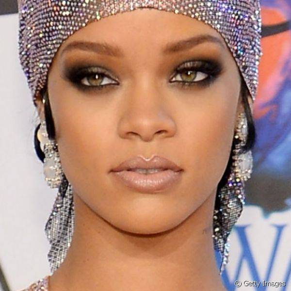 Em junho, a cantora Rihanna investiu no esfumado super marcado para o 